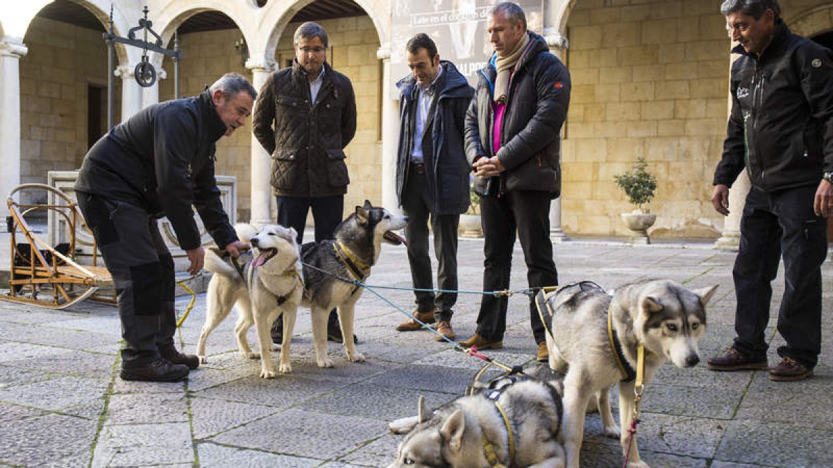 Orejas, junto a los representantes de Mushing León y Javier del Canto, en el Palacio de los Guzmanes. F. OTERO