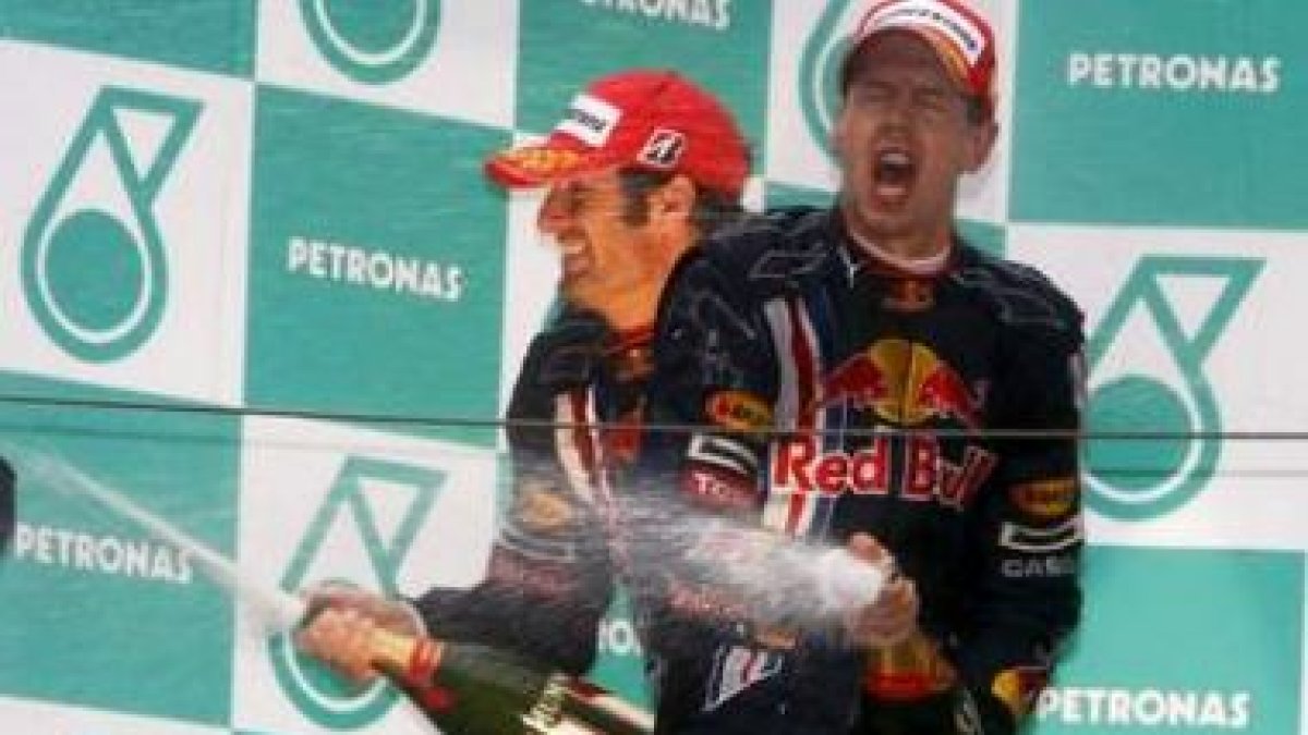 Webber y Vettel celebran su victoria, un doblete histórico para Red Bull