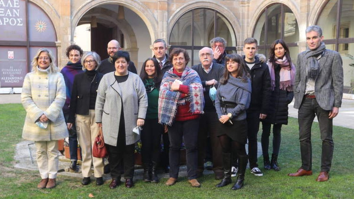 Los docentes, en el encuentro en la Colegiata. RAMIRO