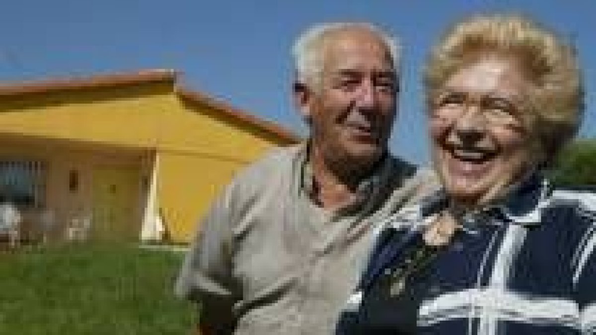 Tito se dispone a estampar por sorpresa un beso en la mejilla de su mujer, Aurita