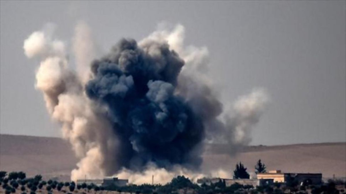 El humo se eleva sobre la ciudad siria de Jarabulus, ayer, durante los bombardeos de cazas turcos.