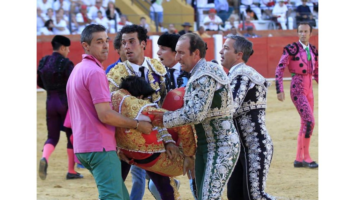 Momento en el que trasladan a la enfermería a Víctor Barrio, ya herido de muerte. EFE