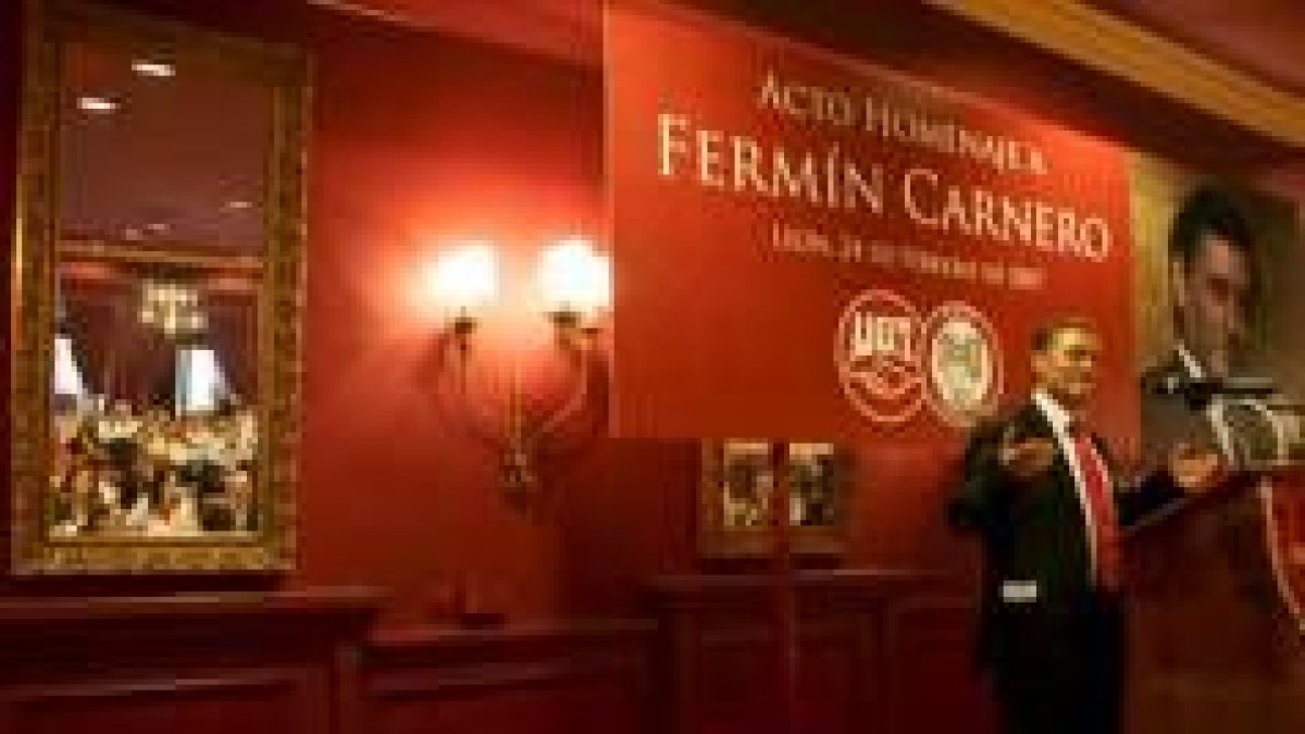 Carnero se dirige a los asistentes tras el homenaje recibido