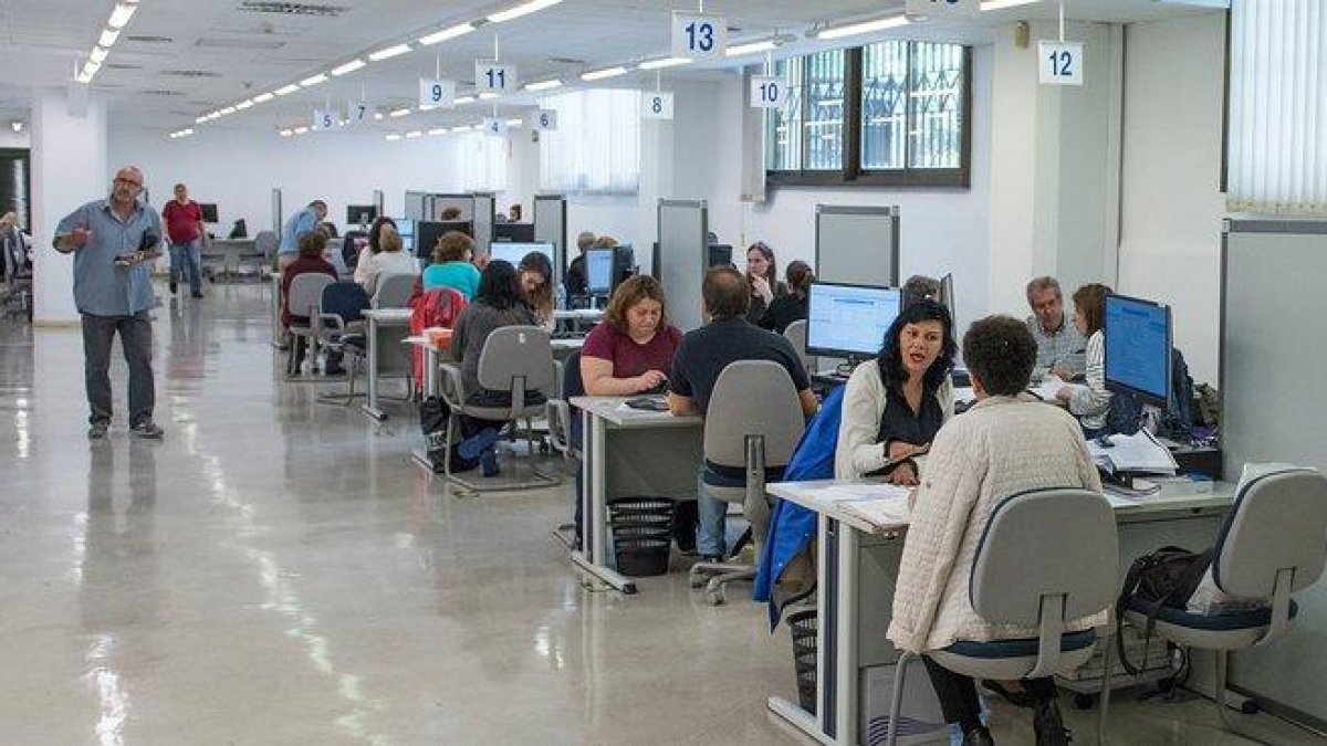 Ciudadanos en las oficinas de Hacienda para presentar su declaración de la renta.