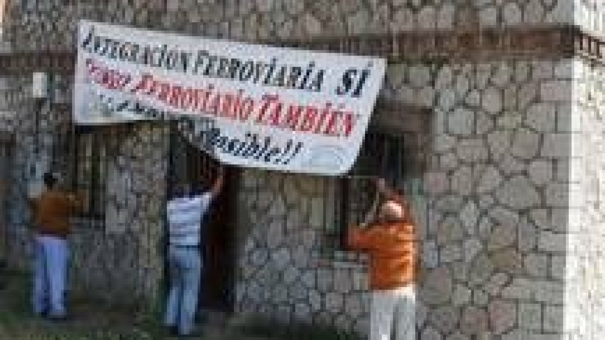 Miembros de la Asociación de Amigos del Ferrocarril, en el momento en el que retiraron la pancarta