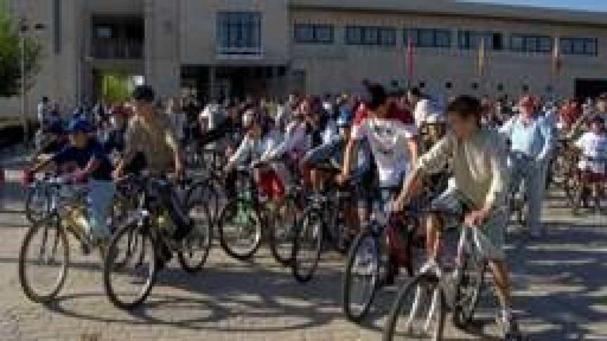 La plaza del Ayuntamiento de San Andrés fue el punto de partida de la marcha ciclista