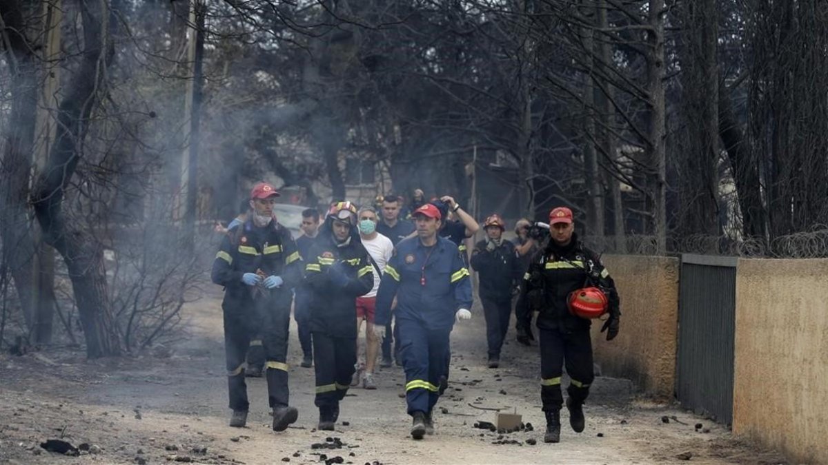 Un grupo de bomberos en una calle de Mati. /