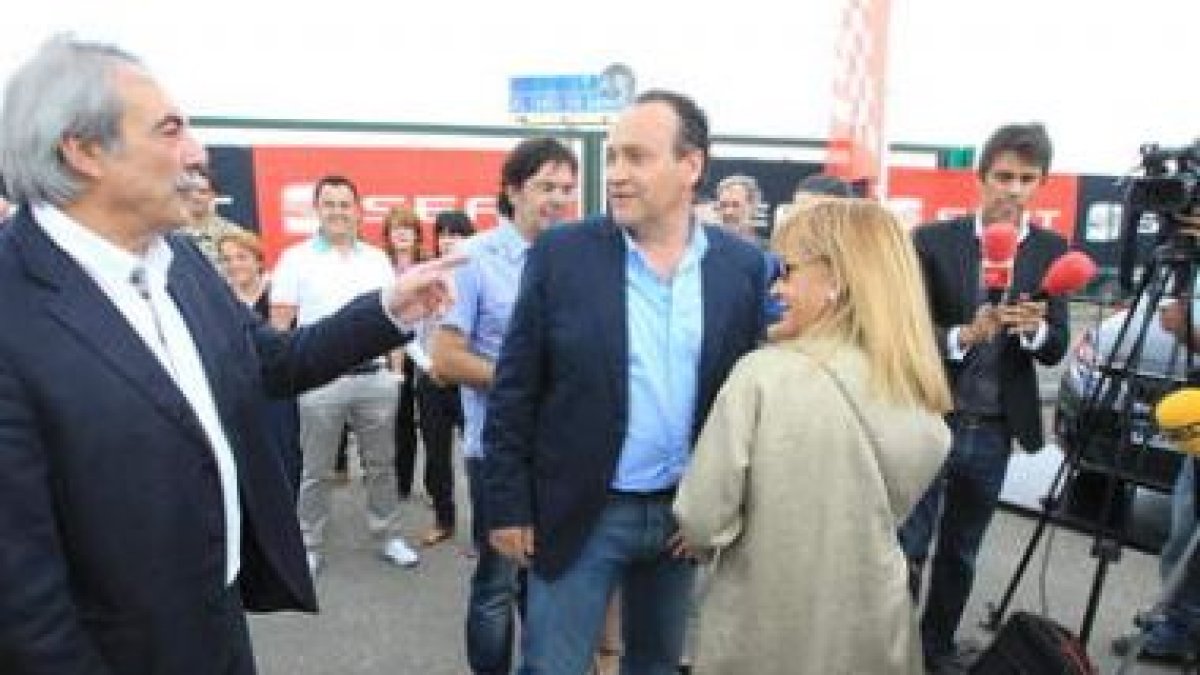 Isabel Carrasco departe con el alcalde de Molina, Alfonso Arias, en presencia de Antonio Canedo.