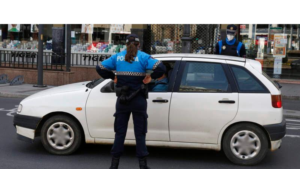 Agentes de la Policía Local de León realizando un control de tráfico. FERNANDO OTERO