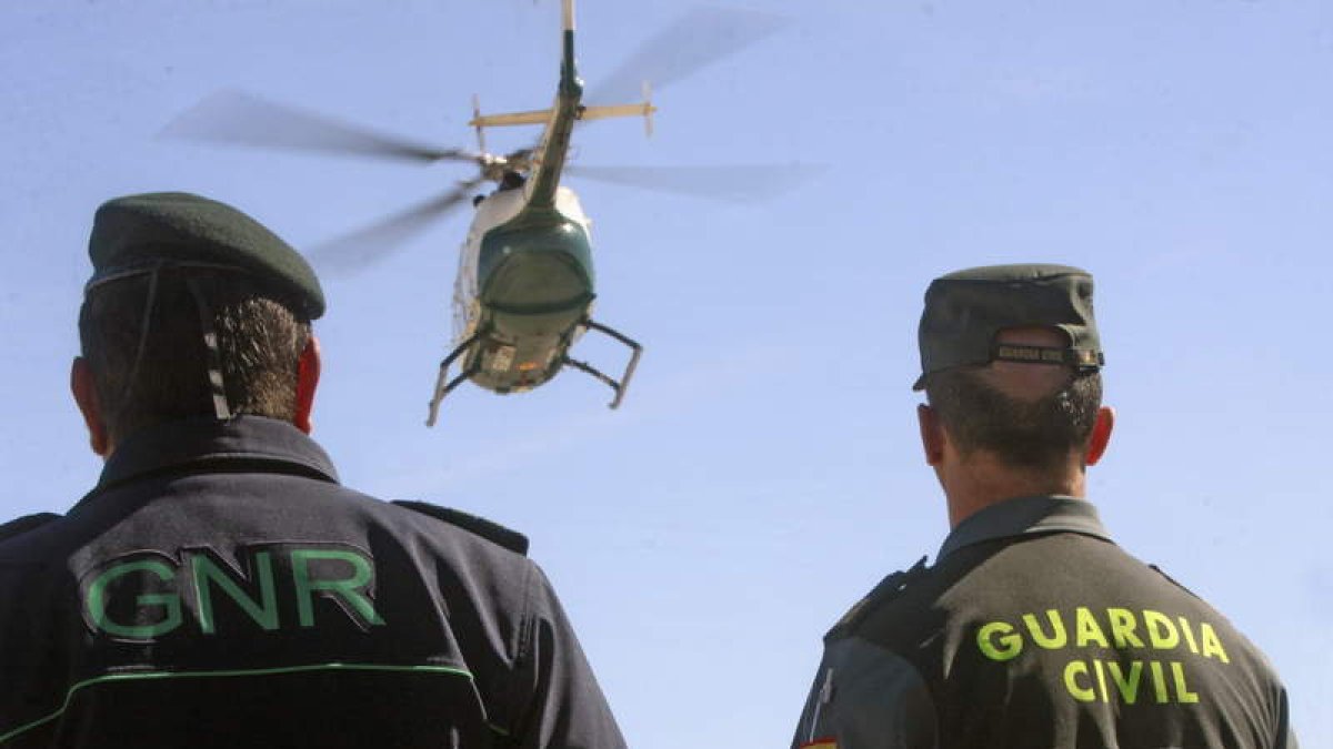 Un agente de la Guardia Civil y otro de la Guardia Nacional Republicana de Portugal, ayer.