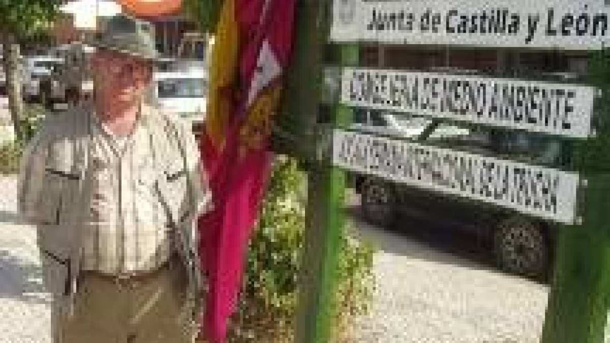José Luis Corral ante el cartel de la Semana Internacional
