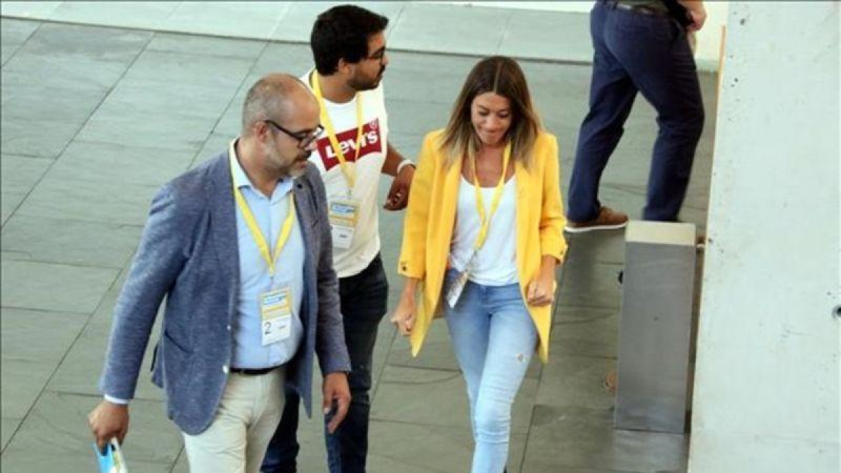 La nueva vicepresidenta del PDECat, Miriam Nogueras, junto al conseller de Interior, Miquel Buch.