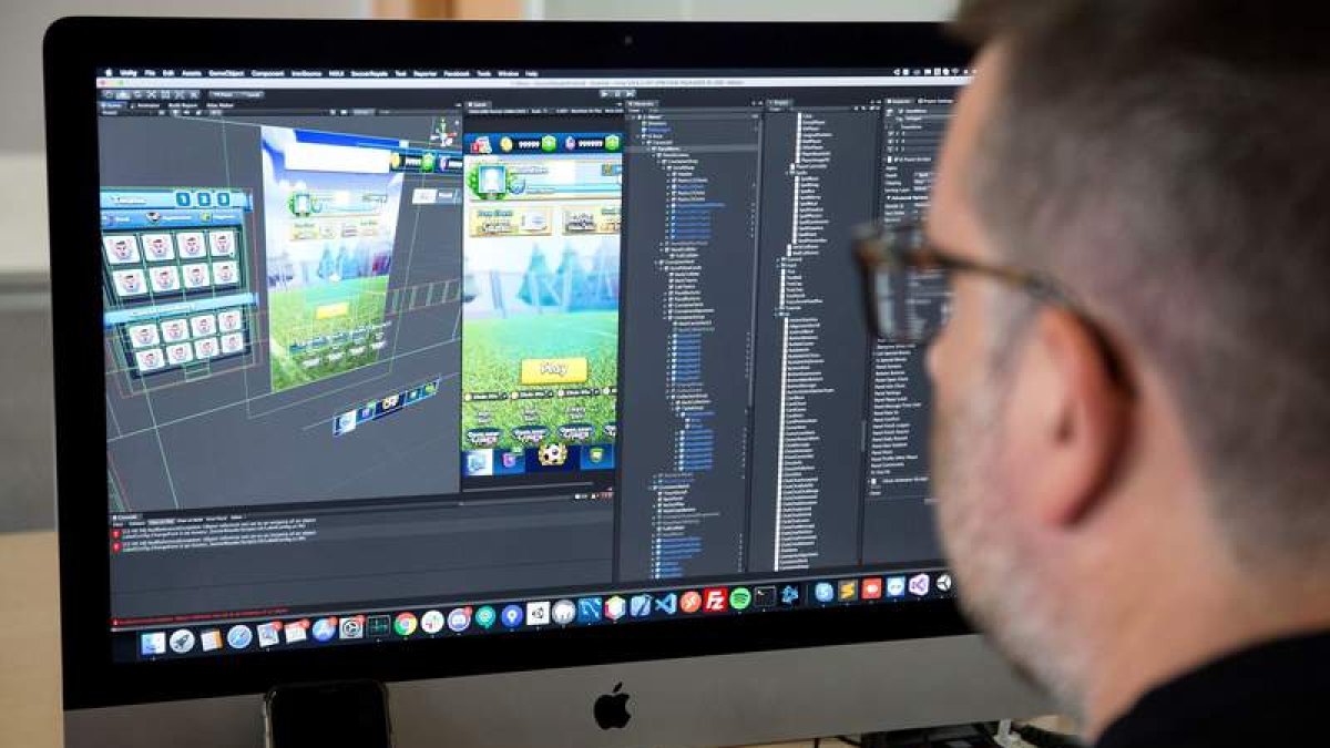 Un empleado de Campero Games trabajan en las instalaciones del Polo Nacional de Contenidos Digitales. DANIEL PÉREZ