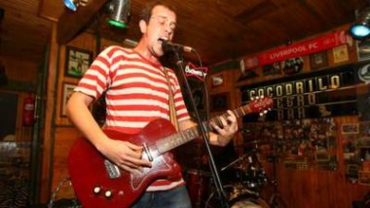 Los Idiotas, un dúo de Valladolid, sirvió ayer de aperitivo en el Cocodrilo Negro al cierre del Frea