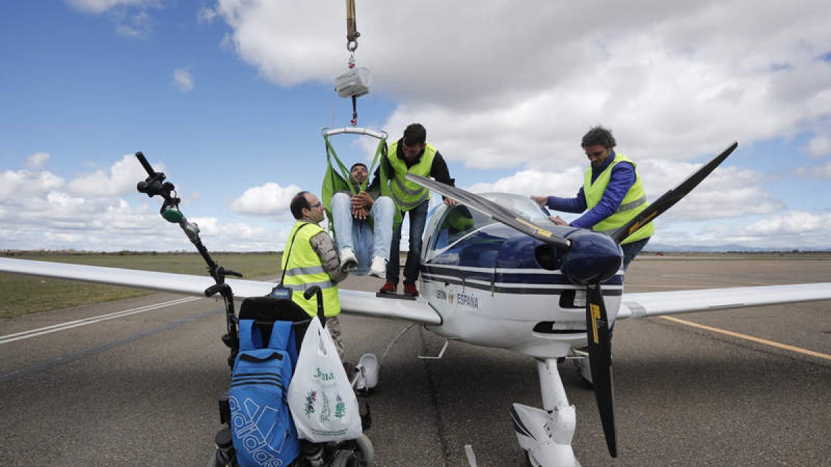 Anuar Ennamry sube al avión ayudado por los técnicos y una grúa con una cincha que soporta 13.000 kilos de peso. JESÚS F. SALVADORES
