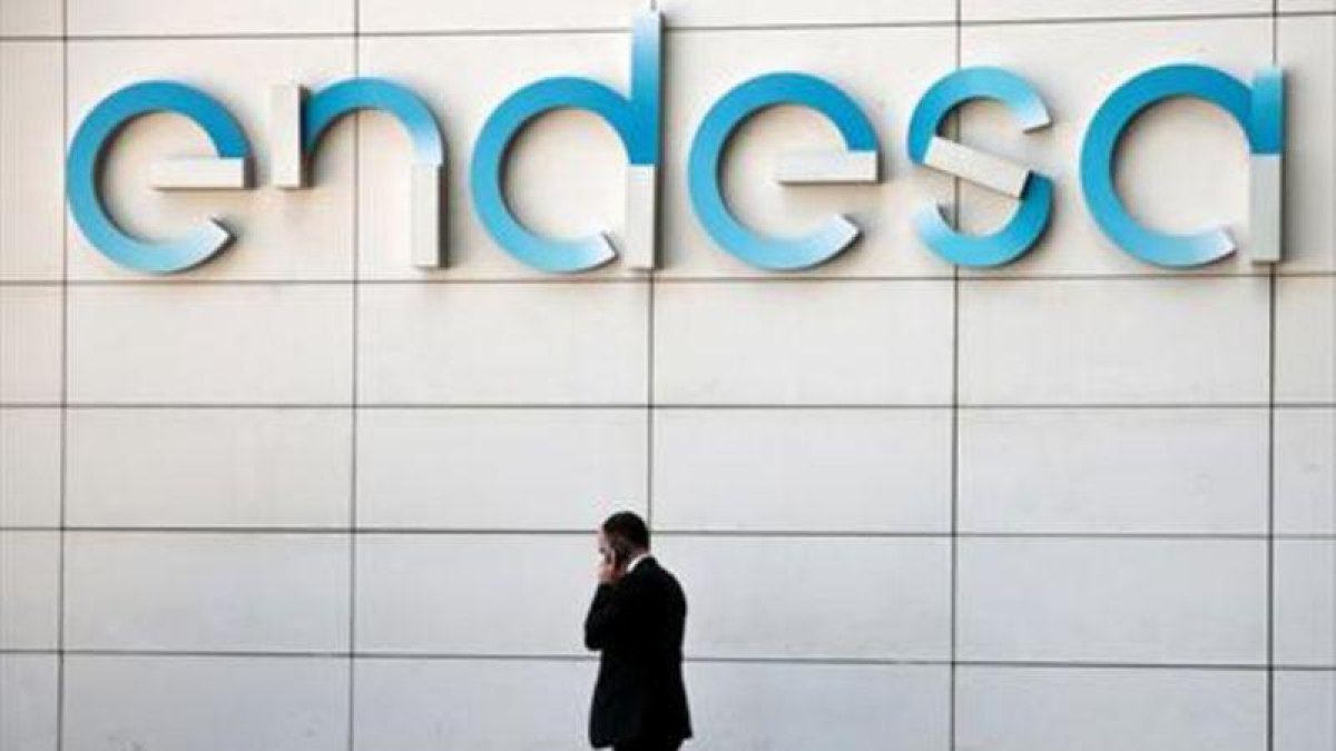 Un hombre habla por teléfono ante la sede de Endesa en Madrid.