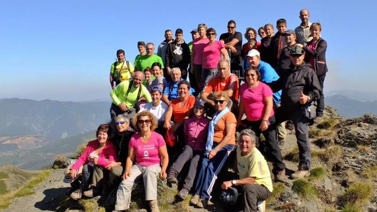 Imagen de uno de los grupos participantes en una de las rutas de senderismo. DL