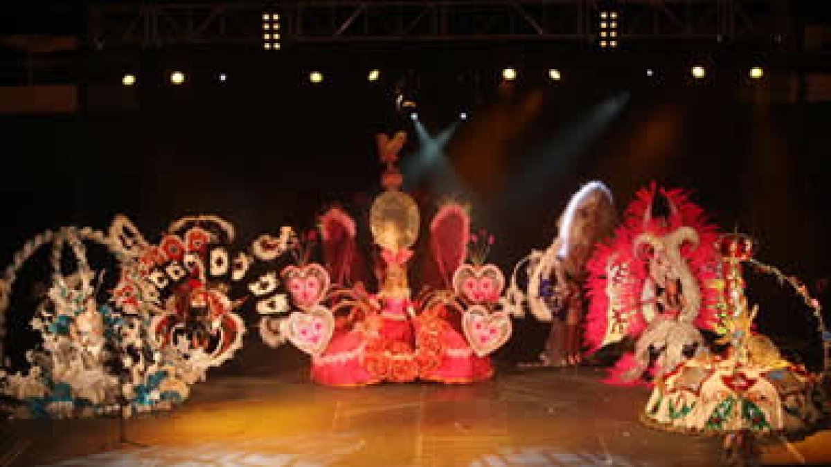 La categoría absoluta permitió exhibir trajes espectaculares en el certamen.