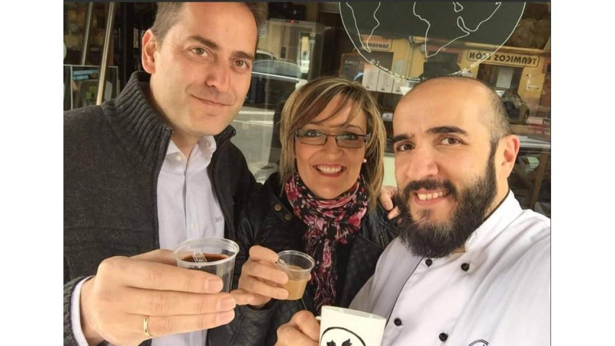 Fotografias colgadas en twitter de leoneses que participaron en la iniciativa nacional para subir fotografías con café de comercio justo. DL
