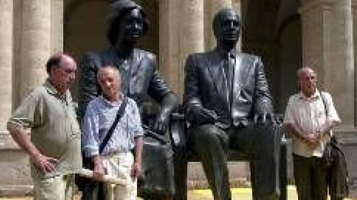Antonio López en el centro junto a su obra «Los Reyes de España»