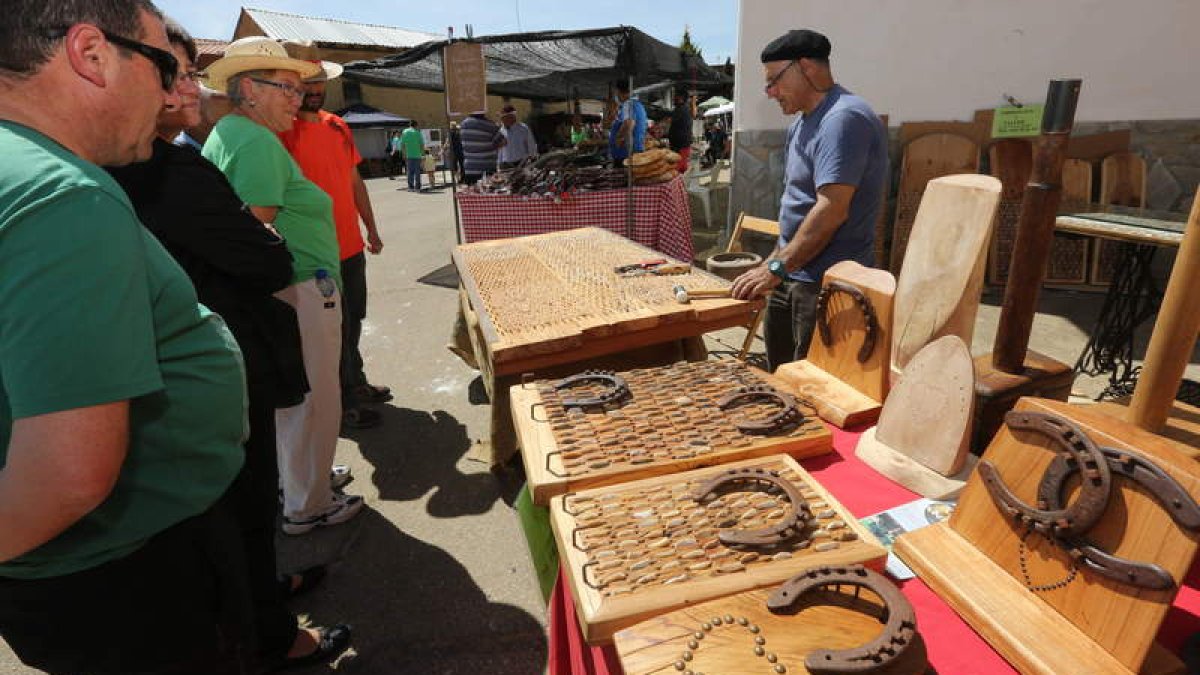 Las artesanías se dan cita este fin de semana en el pueblo, que sigue dando cobijo a los trabajos arraigados y a las costumbres. M. PÉREZ