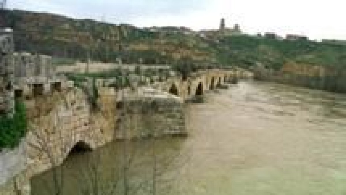 Imagen del Duero a su paso por Zamora _al fondo_, donde se espera que la crecida aún pueda aumentar