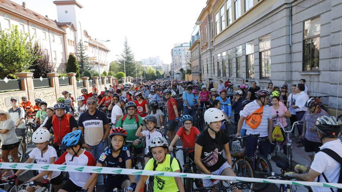 La marcha partió desde las inmediaciones de El Corte Inglés. MARCIANO PÉREZ