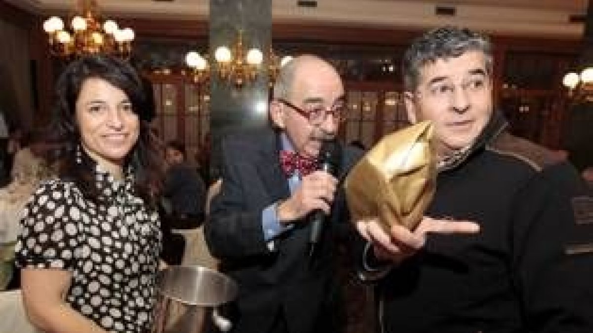 Asun G. Puente, con Motorines, maestro de ceremonias, y Fontún