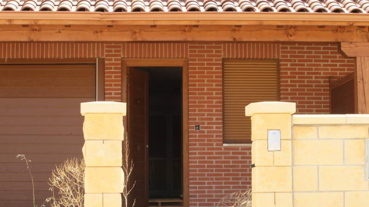 Una de las casas deshabitadas, con signos de haber sido forzada.