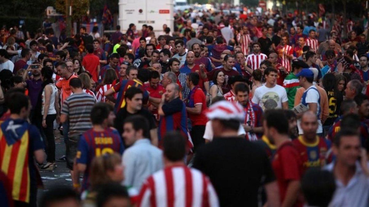 Aficionados del Barça y del Athletic, en la final de la Copa del 2012 que se disputó también en el Vicente Calderón.