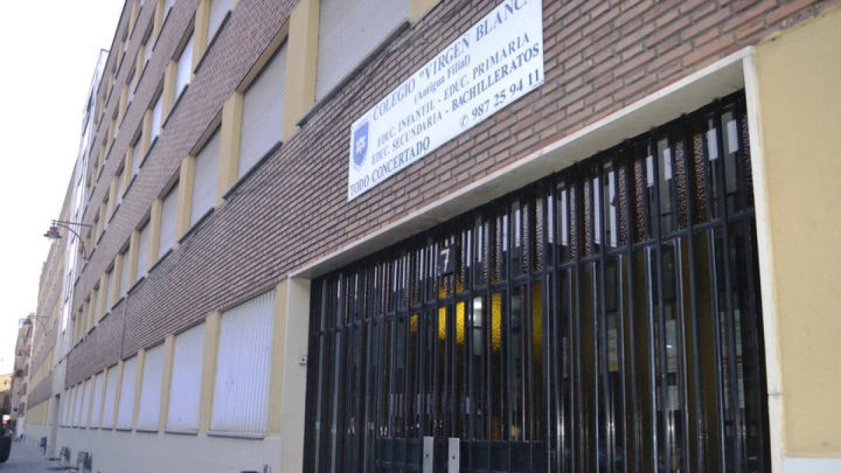 Fachada del colegio Virgen Blanca. ELORA