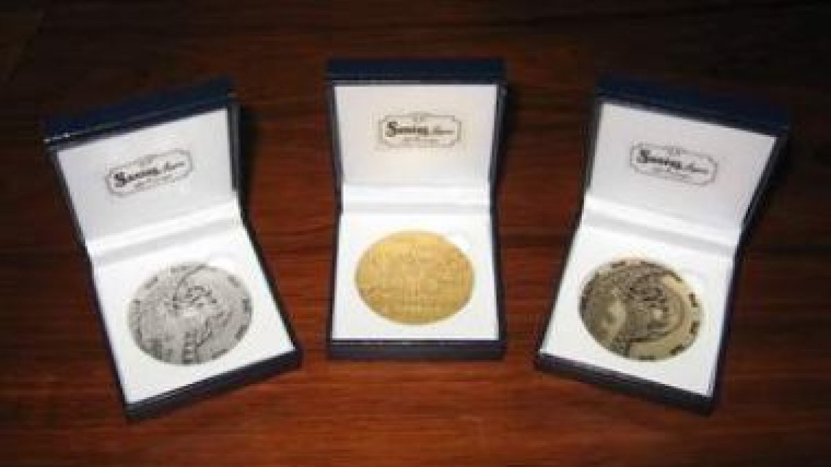 Las medallas de recuerdo del centenario cameral.