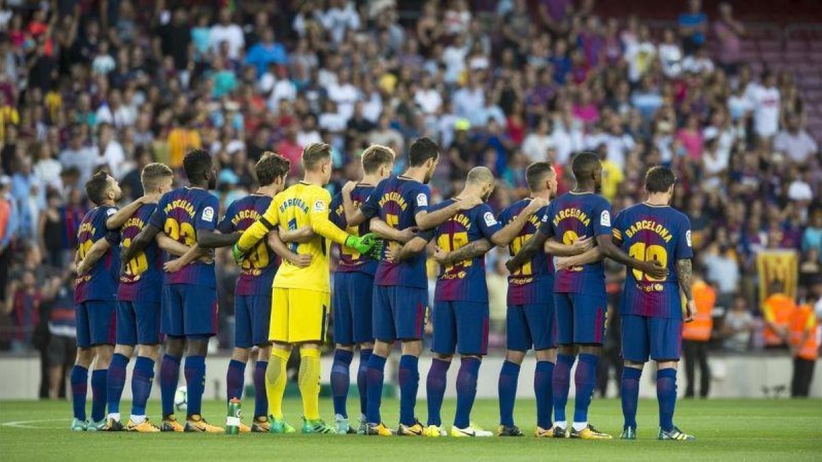 Los jugadores del Barça, durante el respetuoso silencio por las víctimas del atentado de Barcelona y Cambrils.