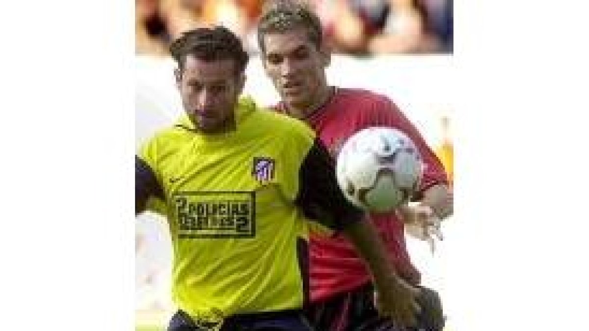 Javi Moreno disputa el balón con el defensa osasunista, Josetxo