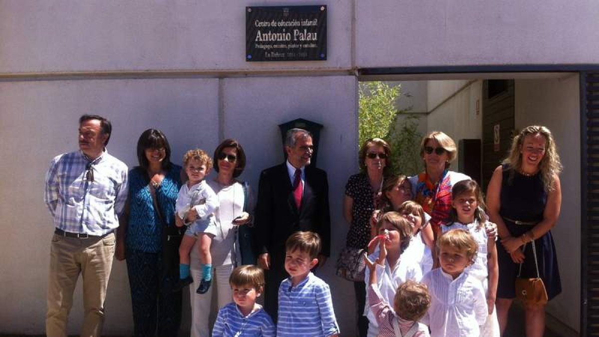 El alcalde, José Miguel Palazuelo, junto a algunos familiares de Antonio Palau, descubre la placa.