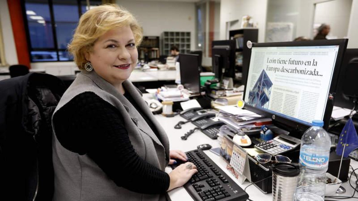 María Jesús Muñiz, responsable de Economía de Diario de León, ayer en la redacción de este periódico.
