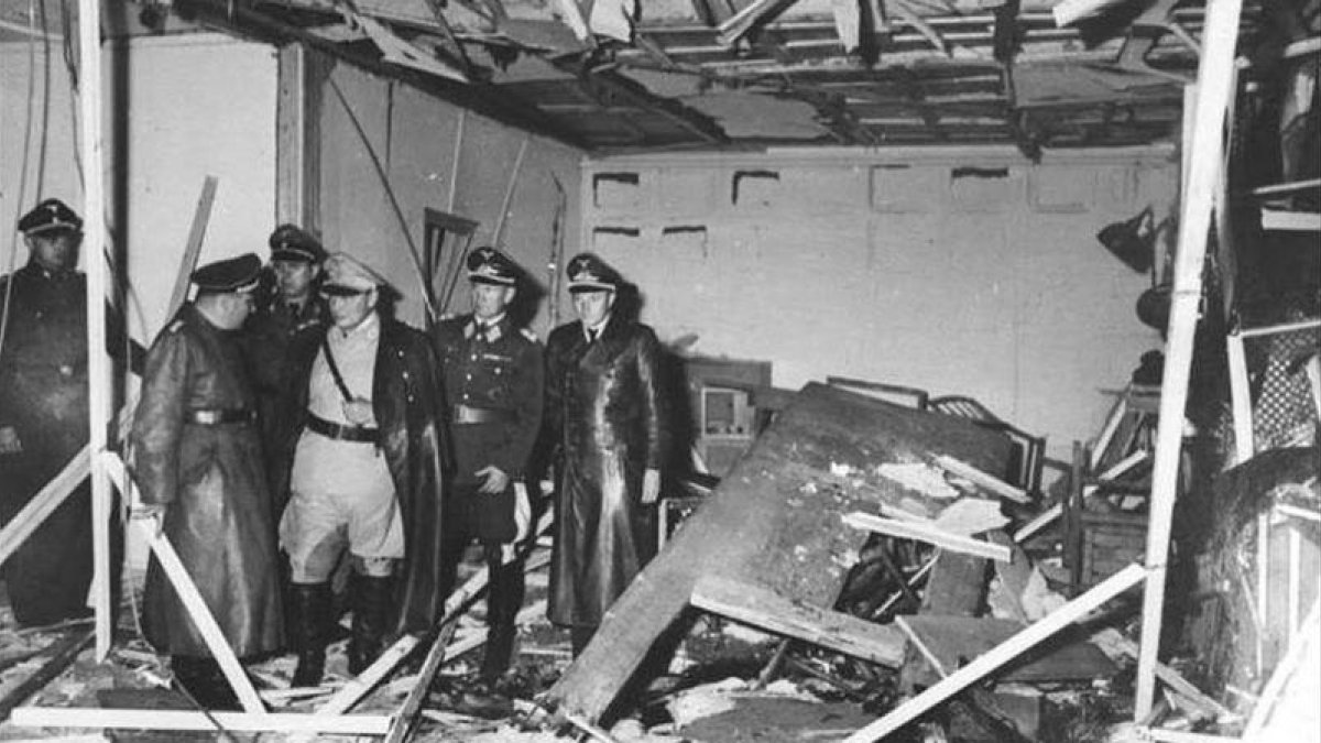 Sala de reuniones de Hitler en la llamada Guarida del Lobo, tras la explosión de la bomba de Stauffenberg, el 20 de julio de 1944, con Mussolini (con traje claro), recién llegado ese día de visita