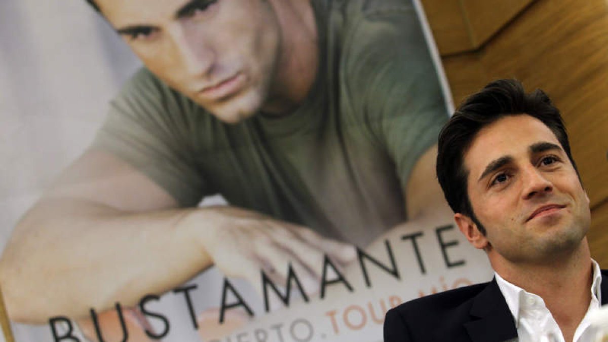 David Bustamante, durante la presentación de su gira ‘Tour Mío 2012’ en el Club de Prensa de Diario de León.
