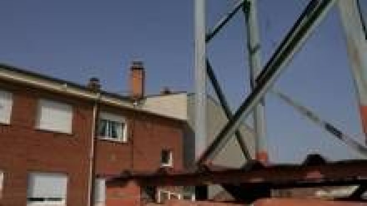 Una de las torretas nace del garaje de un edificio