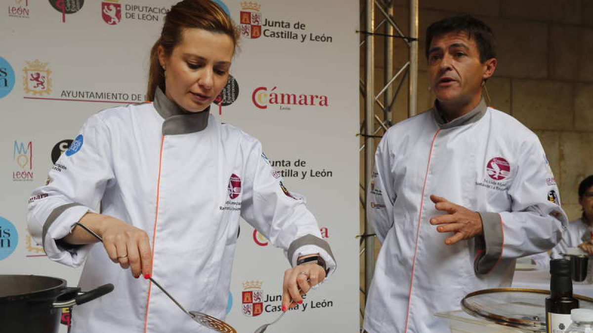 Cocineros y cocineras posan con el presidente de Herrera, Silván y Vega al final del certamen. RAMIRO