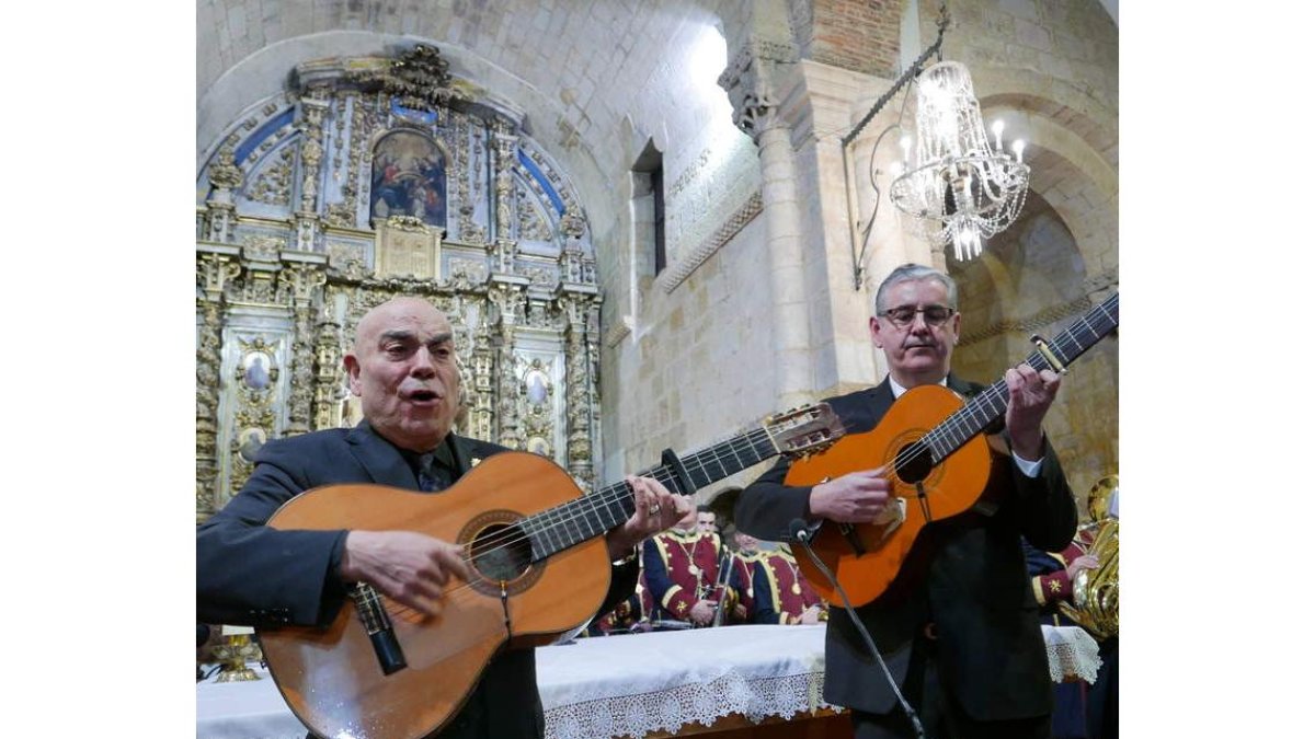 Manolo Quijano y Jorge Revenga interpretando ‘Señora de Señoras’. JAVIER FERNÁNDEZ ZARDÓN