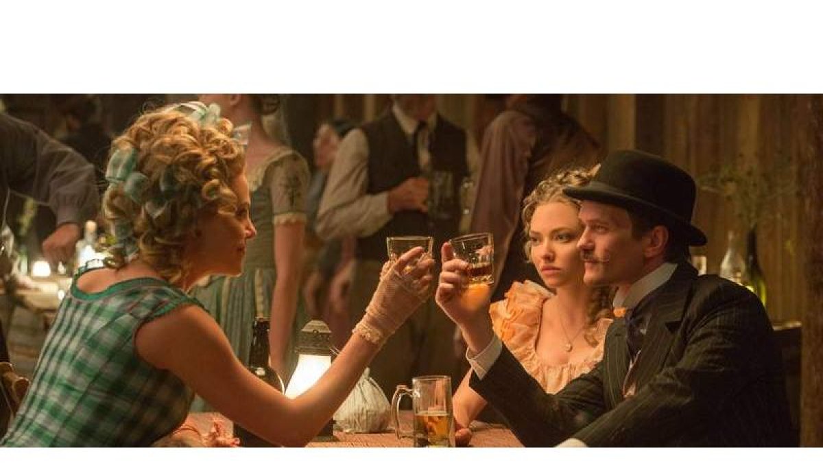 Fotograma de la película ‘Mil maneras de morder el polvo’, combinación de comedia y western que dirige Seth McFarlane