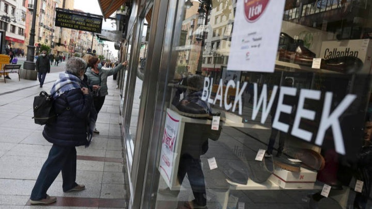 Los descuentos se alargan durante varios días con motivo del Black Friday en León. FERNANDO OTERO