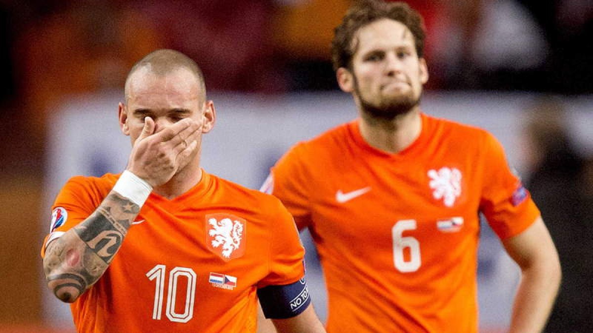 Sneijder y Blind, apesadumbrados por la eliminación.