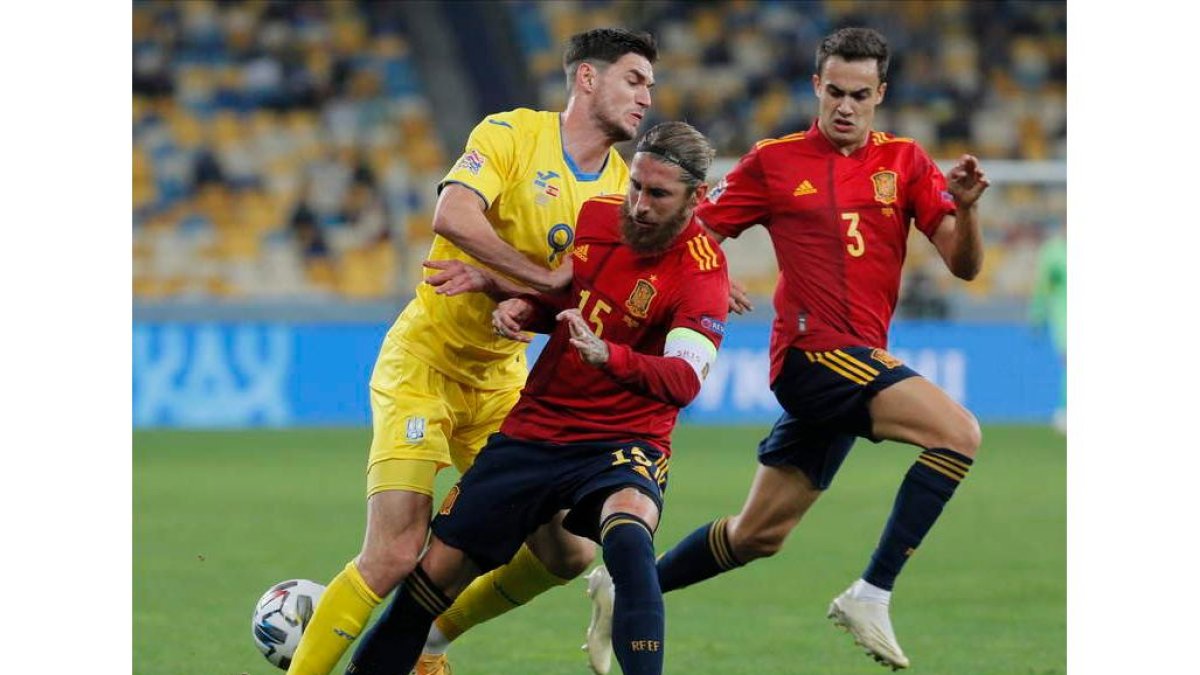Ramos frena uno de los ataques de Ucrania en una penetración del futbolista Roman Yaremchuk en un lance del partido. SERGEY DOLZHENKO