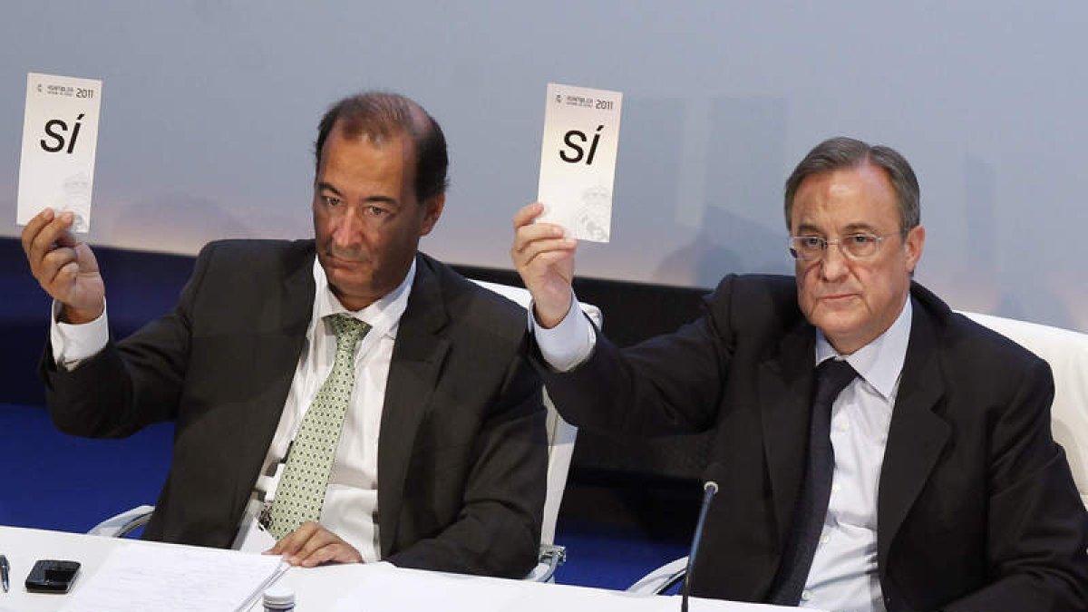 Florentino Pérez, junto Eduardo Fernández de Blas, en la asamblea de socios del Madrid.