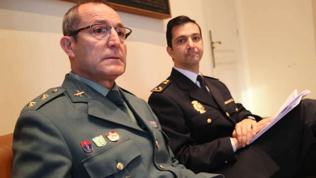 El teniente coronel jefe de Operaciones, José Rodríguez, y el jefe de la unidad territorial de Seguridad Privada, Roberto Gavela.