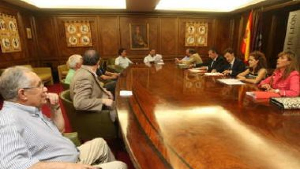 El consejo de administración de Baloncesto León se celebró en el Ayuntamiento de León.