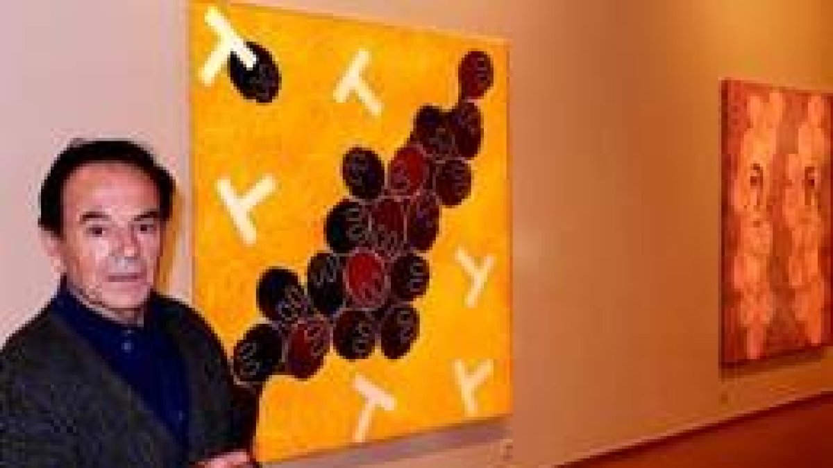 El artista en una de las salas del palacio de Don Gutierre