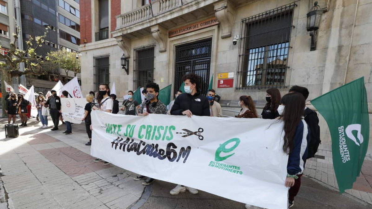 Los universitarios se concentraron ante subdelegación. RAMIRO